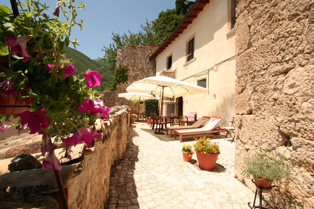 Aparthotel Sotto Il Castello Gagliano Aterno Exteriér fotografie