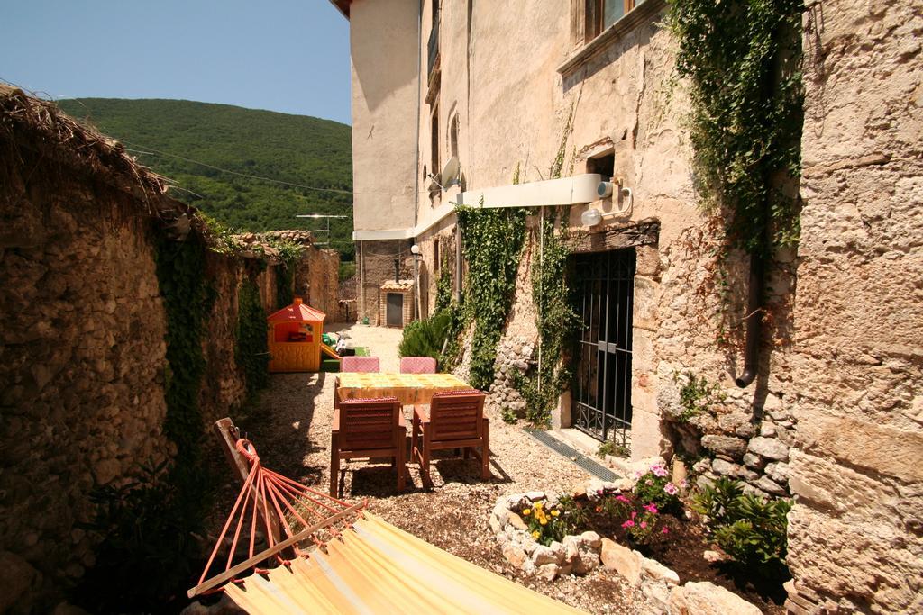 Aparthotel Sotto Il Castello Gagliano Aterno Exteriér fotografie