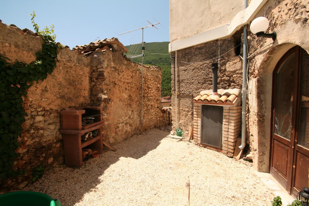 Aparthotel Sotto Il Castello Gagliano Aterno Exteriér fotografie