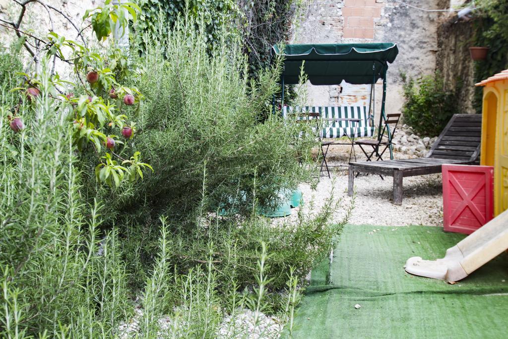 Aparthotel Sotto Il Castello Gagliano Aterno Exteriér fotografie